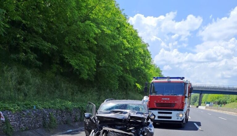 Auto Tenta Inversione In Autostrada E Si Schianta Contro Un Altra