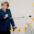 Angela Merkel sulle stampelle dopo la caduta dagli sci04