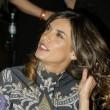 Elisabetta Canalis, gonna bianca e corpetto multicolor al party benefico06