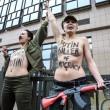 Femen a seno nudo davanti Consiglio Ue Putin killer02
