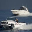 La Jeep anfibia che corre sull'acqua04