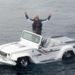 La Jeep anfibia che corre sull'acqua03