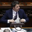Renzi alla Camera con libri, pc, giornali e il libro L'arte di Correre004