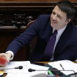 Renzi alla Camera con libri, pc, giornali e il libro L'arte di Correre07