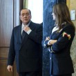 Berlusconi arriva in conferenza stampa e sorride alla commessa02