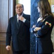 Berlusconi arriva in conferenza stampa e sorride alla commessa 04