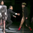 Corre con perizoma e corona in testa durante la sfilata di Prabal Gurung02