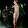 Corre con perizoma e corona in testa durante la sfilata di Prabal Gurung01