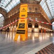 Greenpeace contro vestiti tossici attivisti appesi in Galleria a Milano11