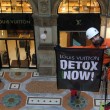 Greenpeace contro vestiti tossici attivisti appesi in Galleria a Milano10