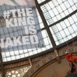 Greenpeace contro vestiti tossici attivisti appesi in Galleria a Milano05