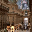 Greenpeace contro vestiti tossici attivisti appesi in Galleria a Milano03