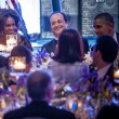 Hollande single siede tra Barack e Michelle03