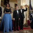 Hollande single siede tra Barack e Michelle05