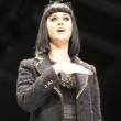 Kate Perry in total black alla sfilata di Moschino03