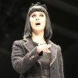 Kate Perry in total black alla sfilata di Moschino02