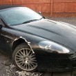 La cagnetta di famiglia distrugge a morsi l'Aston Martin01