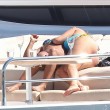 Mel B, toccatine finto lesbo con le amiche sullo yacht03