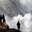 Portogallo, onde alte sei metri qualcuno ne approfitta per fare surf05