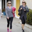 Reese Witherspoon e Naomi Watts compagne di yoga07