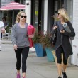 Reese Witherspoon e Naomi Watts compagne di yoga06