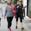 Reese Witherspoon e Naomi Watts compagne di yoga05