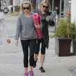 Reese Witherspoon e Naomi Watts compagne di yoga04