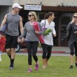 Reese Witherspoon e Naomi Watts compagne di yoga03
