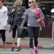 Reese Witherspoon e Naomi Watts compagne di yoga02