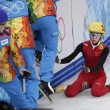 Sochi, l'atleta cinese esce di pista e sbatte contro i giudici01