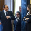 erlusconi arriva in conferenza stampa e sorride alla commessa 01
