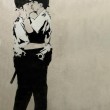 Il bacio del poliziotto" di Bansky all'asta per 575mila dollari01