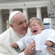 Carnevale, Francesco bacia un "mini" Papa01