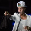 Justin Bieber fuma marijuana sul jet: equipaggio indossa maschera ossigeno