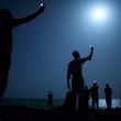 La foto dei migranti sotto la luna vince World Press Photo 01