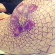 Asia Argento senza mutande mostra il nuovo tatoo a spirale01