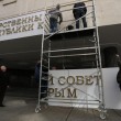 Crimea, rimosse le insegne ucraine dal parlamento 03