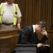 Oscar Pistorius si tappa le orecchie per non sentire il testimone05