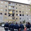 Torino, esplosione in appartamento. Bambino disperso, poi estratto vivo08