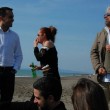 M5S, “direzione” in spiaggia con Grillo e Casaleggio: birra, calcetto e “selfie”