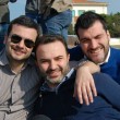 M5S, “direzione” in spiaggia con Grillo e Casaleggio: birra, calcetto e “selfie”