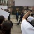 scontri parenti-polizia all'ambasciata a Pechino06