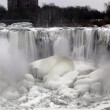 Cascate del Niagara ancora ghiacciate dopo 2 mesi 04