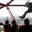 Acrobati appesi ad 80 metri sulla ArcelorMittal Orbit di Londra 01