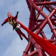 Acrobati appesi ad 80 metri sulla ArcelorMittal Orbit di Londra 02