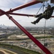 Acrobati appesi ad 80 metri sulla ArcelorMittal Orbit di Londra 03