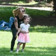 Guendalina Canessa al parco con l'amica Karina Cascella03