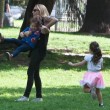 Guendalina Canessa al parco con l'amica Karina Cascella04