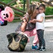 Guendalina Canessa al parco con l'amica Karina Cascella08