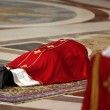 Papa Francesco sdraiato a terra a San Pietro per celebrare la Passione04